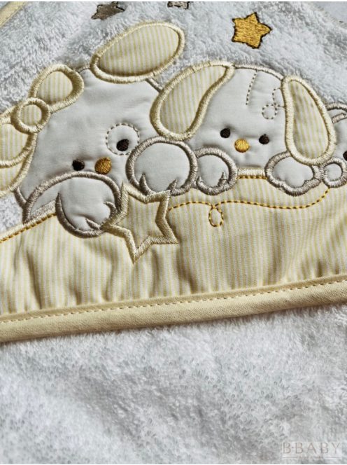 Kapucnis babatörölköző nyuszi család mintával – vanília fehér, 100% pamut frottír, 70×70 cm 
