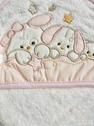  Kapucnis babatörölköző nyuszi család mintával – rózsaszín, 100% pamut frottír, 70×70 cm